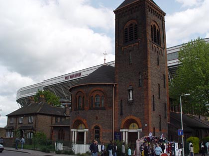 Die kleine Kirche vor dem Stadion