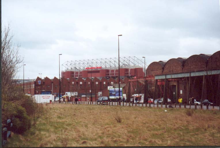 Old Trafford im Hintergrund