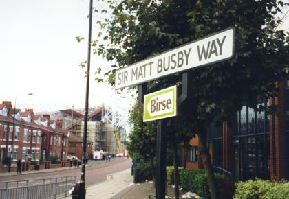 Sir Matt Busby Way zum Stadiom 