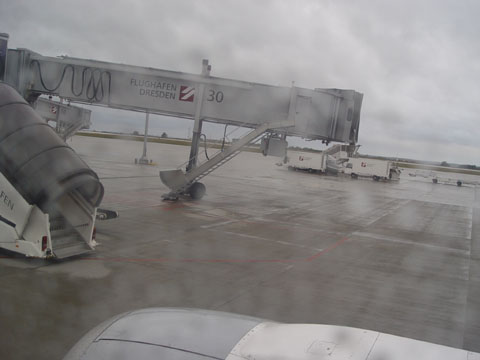 Bild01: Airport Dresden im Regen
