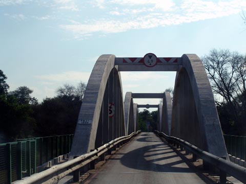 Bild08: berquerung des Grenzflusses Limpopo