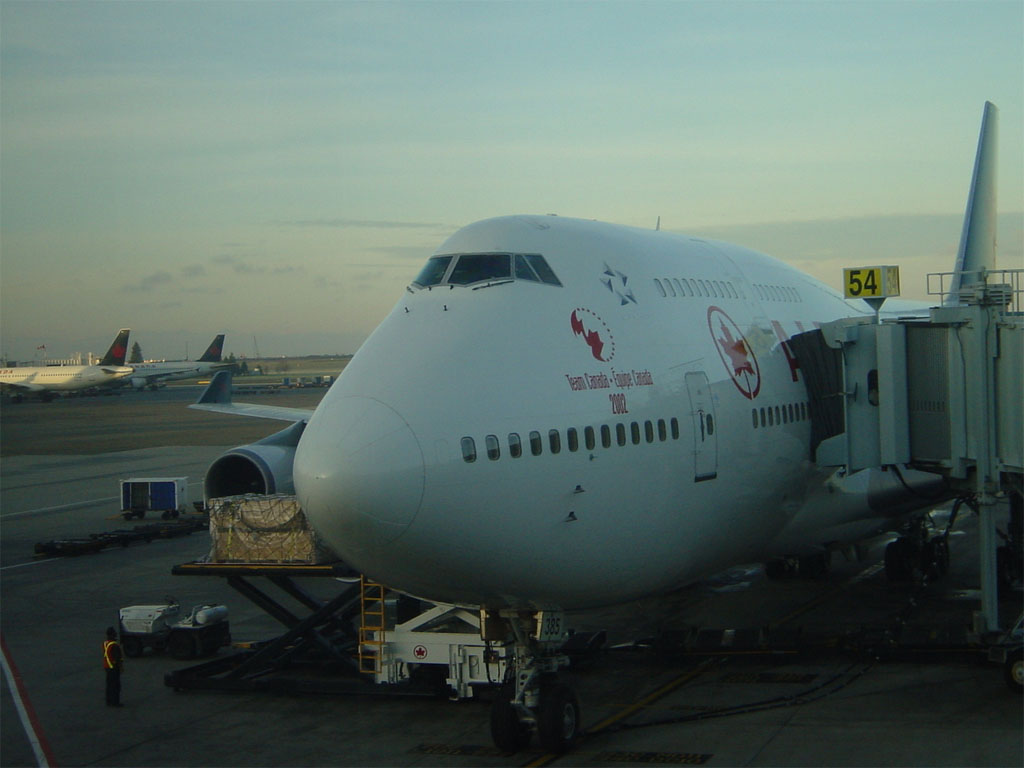 Boeing 747-446 / C-FGHZ / Team Canada 2002