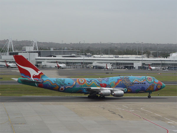 Boeing 747-338 / VH-EBU / Taxiing at Sydney