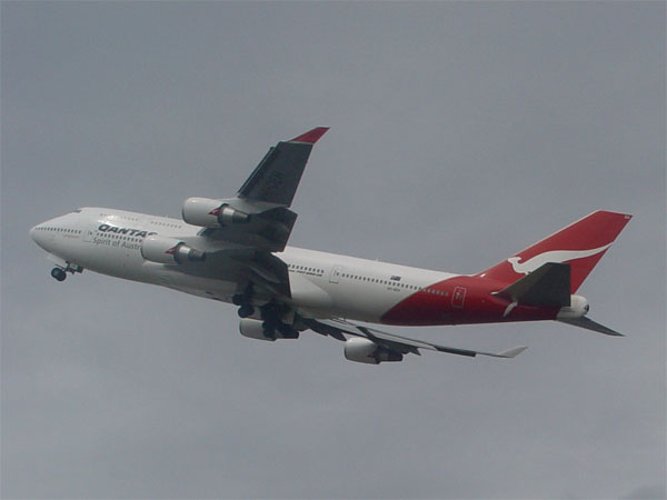 Boeing 747-438/ER / VH-OEH / Take off at Sydney